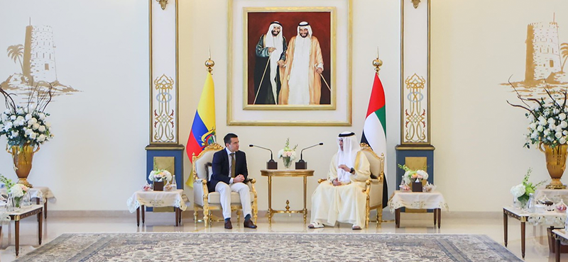 El señor presidente de la República mantuvo una reunión privada con el jeque Saud bin Saqr Al Qasimi Gobernantes de Ras Al Khaimah, junto a el estuvo presente el Embajador de Ecuador y el Ministro de Telecomunicaciones Roberto Kury