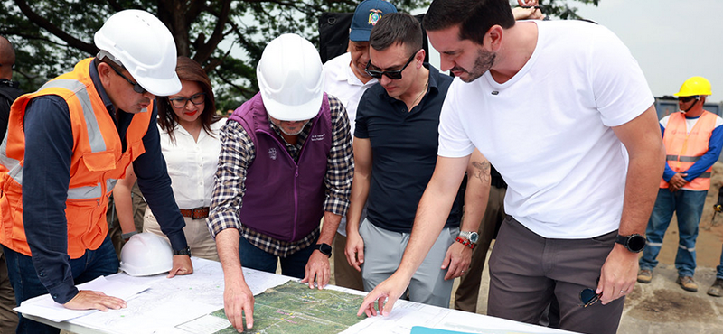 El presidente de la República, Daniel Noboa, recorrió el corredor vial E25 Buena Fe Jujan, donde se ejecutan obras de rehabilitación orientadas a mejorar la movilidad, la seguridad y la conectividad en la zona. Durante la visita, el Jefe de Estado verificó en varios puntos el avance de los trabajos que se desarrollan a lo largo de esta vía estratégica que une a la Sierra con la Costa.