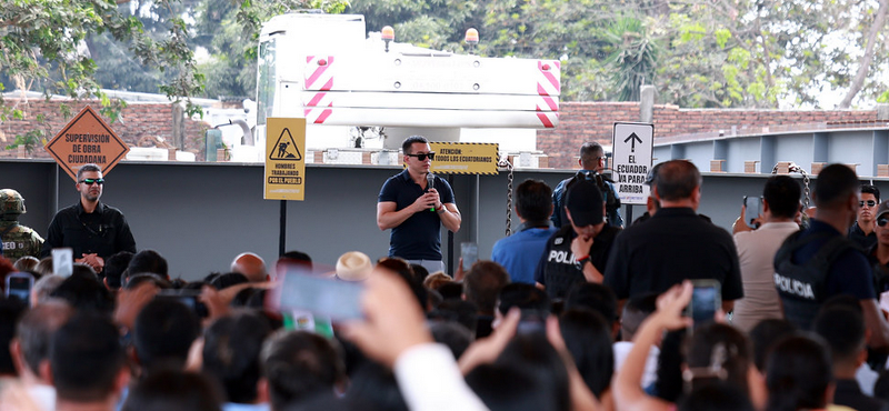 El presidente de la República, Daniel Noboa, recorrió el corredor vial E25 Buena Fe Jujan, donde se ejecutan obras de rehabilitación orientadas a mejorar la movilidad, la seguridad y la conectividad en la zona. Durante la visita, el Jefe de Estado verificó en varios puntos el avance de los trabajos que se desarrollan a lo largo de esta vía estratégica que une a la Sierra con la Costa.