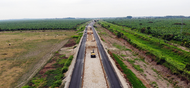 El presidente de la República, Daniel Noboa, recorrió el corredor vial E25 Buena Fe Jujan, donde se ejecutan obras de rehabilitación orientadas a mejorar la movilidad, la seguridad y la conectividad en la zona. Durante la visita, el Jefe de Estado verificó en varios puntos el avance de los trabajos que se desarrollan a lo largo de esta vía estratégica que une a la Sierra con la Costa.