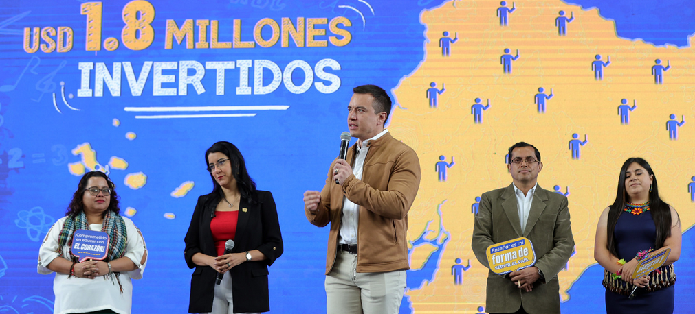 El presidente de la República, Daniel Noboa, participó de la bienvenida y entrega de nombramientos definitivos a los docentes ganadores del Concurso de Méritos y Oposición para Bachillerato General, para fortalecer la estabilidad laboral del magisterio nacional y asegurar la continuidad de los procesos pedagógicos en las instituciones educativas fiscales, contribuyendo a una gestión educativa eficiente y enfocada en la mejora sostenida de la calidad educativa del país.