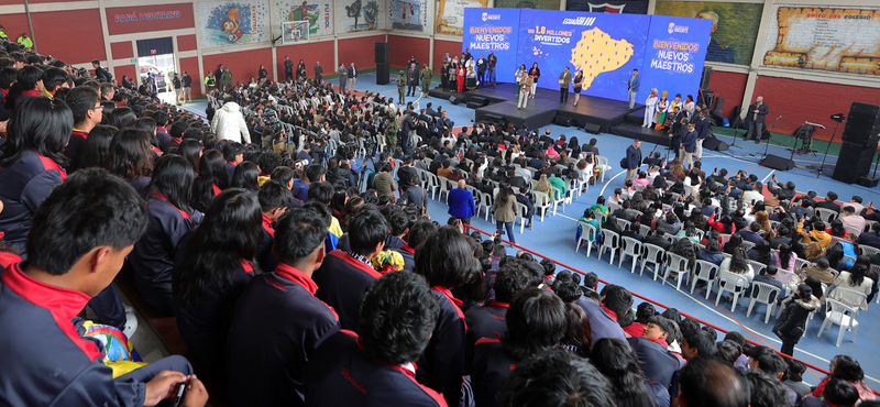 El presidente de la República, Daniel Noboa, participó de la bienvenida y entrega de nombramientos definitivos a los docentes ganadores del Concurso de Méritos y Oposición para Bachillerato General, para fortalecer la estabilidad laboral del magisterio nacional y asegurar la continuidad de los procesos pedagógicos en las instituciones educativas fiscales, contribuyendo a una gestión educativa eficiente y enfocada en la mejora sostenida de la calidad educativa del país.