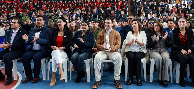 El presidente de la República, Daniel Noboa, participó de la bienvenida y entrega de nombramientos definitivos a los docentes ganadores del Concurso de Méritos y Oposición para Bachillerato General, para fortalecer la estabilidad laboral del magisterio nacional y asegurar la continuidad de los procesos pedagógicos en las instituciones educativas fiscales, contribuyendo a una gestión educativa eficiente y enfocada en la mejora sostenida de la calidad educativa del país.