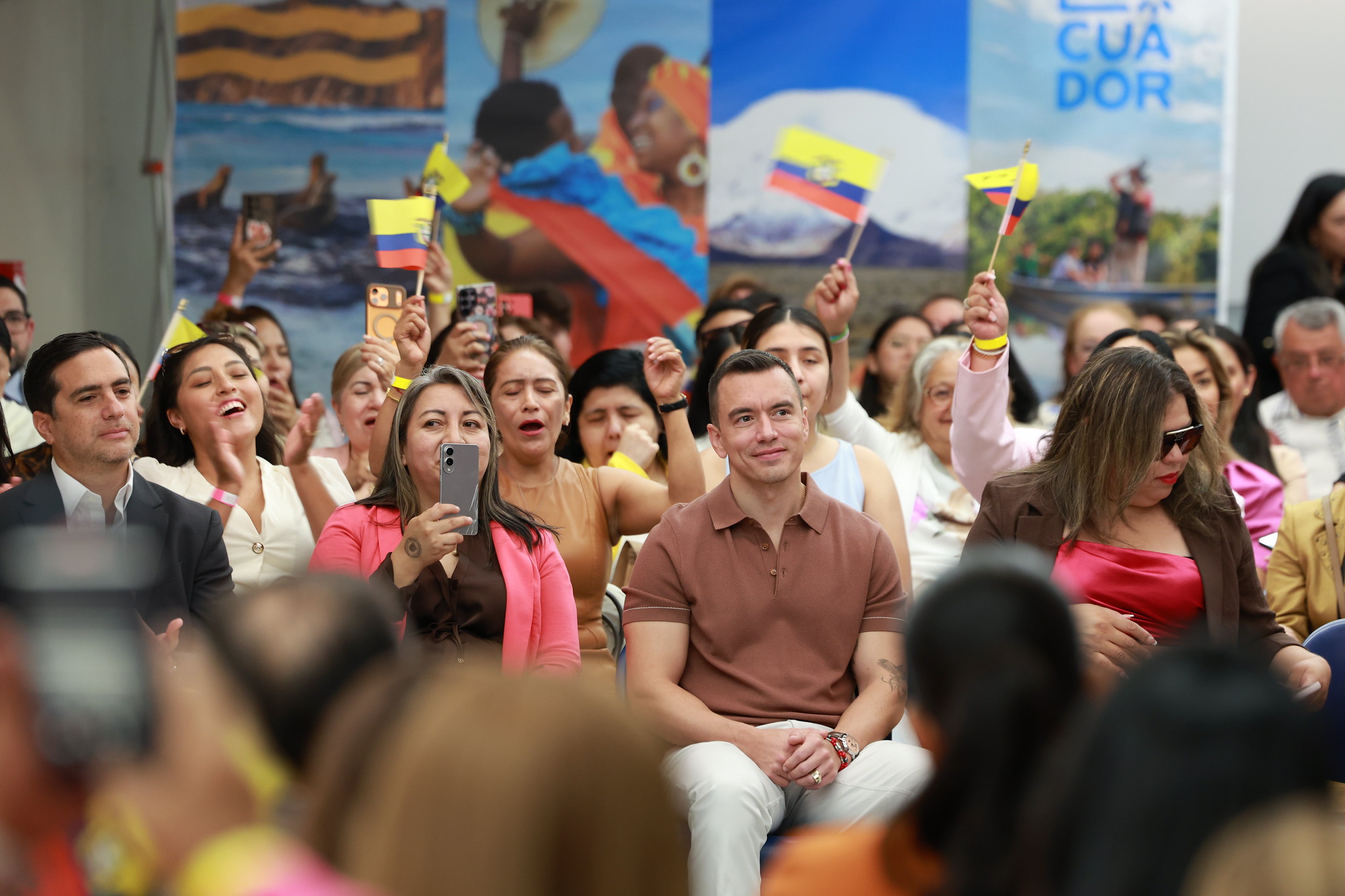 Presidente Noboa se reúne con la comunidad ecuatoriana en Nueva York y promueve el programa Contigo Mujer