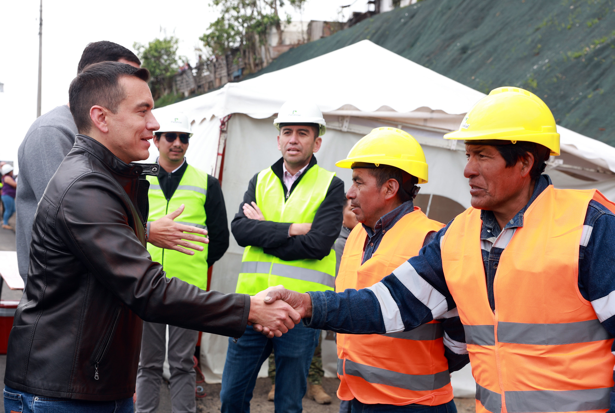 PRESIDENTE DANIEL NOBOA VERIFICÓ AVANCE DE AMPLIACIÓN DE LA VÍA YAMBOAMBATO