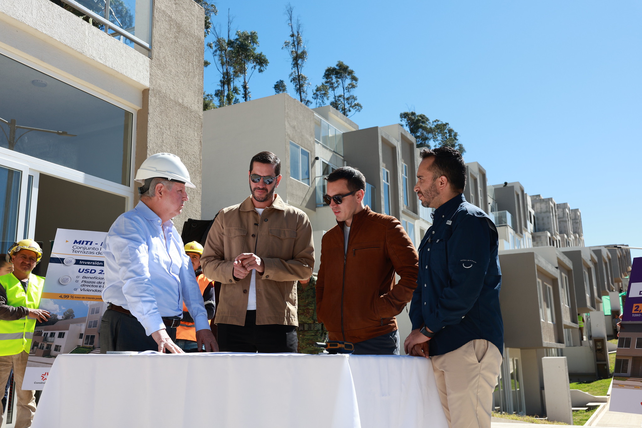 PRESIDENTE NOBOA RECORRE PROYECTO DE VIVIENDAS DE INTERÉS SOCIAL EN TERRAZAS DEL CHAMIZAL