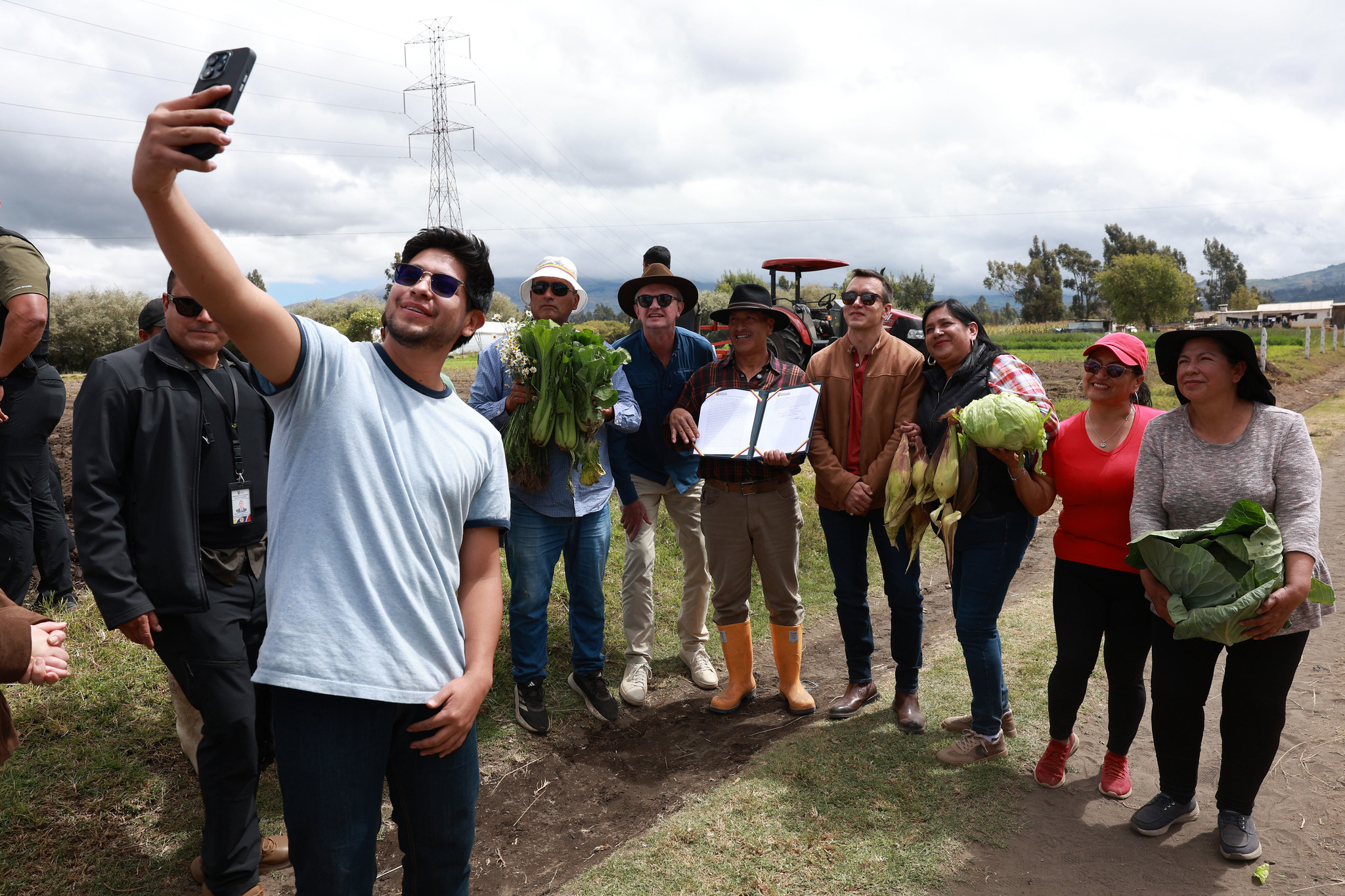 DANIEL NOBOA TRANSFORMA LA VIDA DE LOS AGRICULTORES EN GUANO CON EQUIPAMIENTO Y AGUA PARA RIEGO