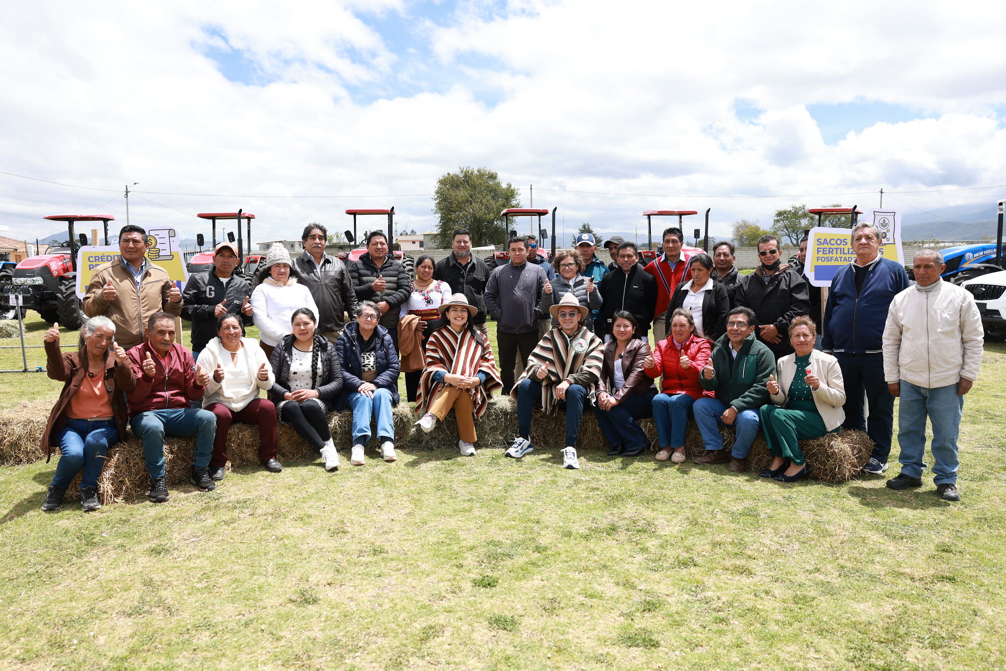 PRESIDENTE DANIEL NOBOA ENTREGA TRACTORES, CAMIONETAS, TÍTULOS DE TIERRAS, CRÉDITOS PRODUCTIVOS Y RIEGO PARA LOS PRODUCTORES DE LA SIERRA CENTRO