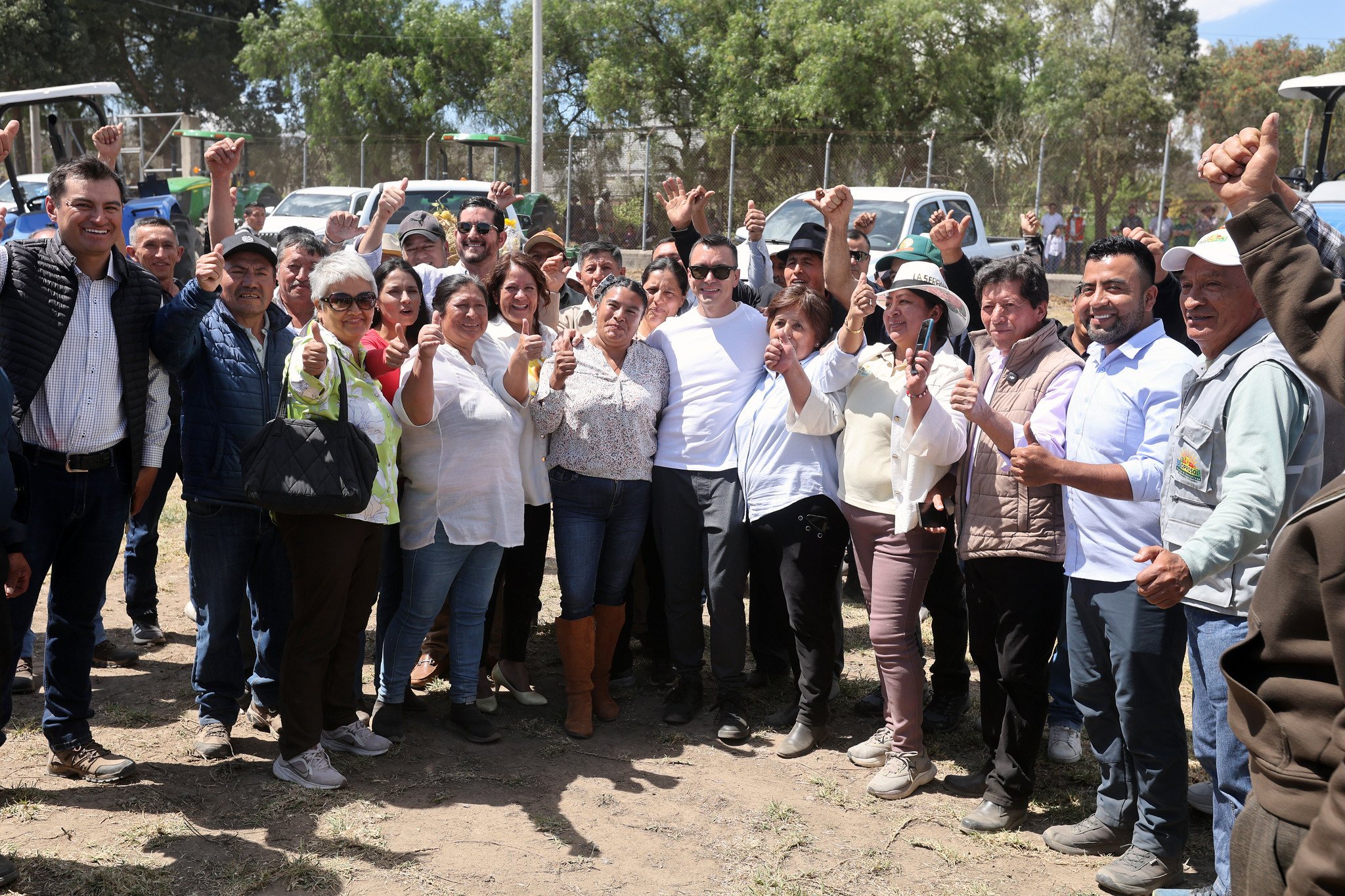 PRESIDENTE NOBOA ENTREGÓ TRACTORES Y CAMIONETAS PARA FORTALECER LA PRODUCCIÓN AGROPECUARIA EN 11 PROVINCIAS