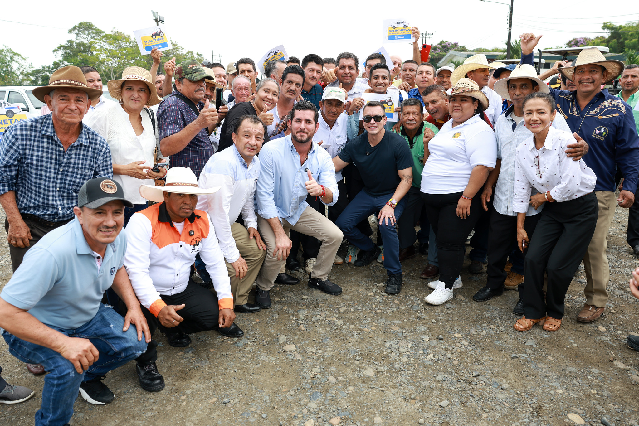 MÁS MAQUINARIA PARA EL CAMPO: EL PRESIDENTE NOBOA ENTREGA CAMIONETAS Y TRACTORES A PRODUCTORES DE LA COSTA ECUATORIANA